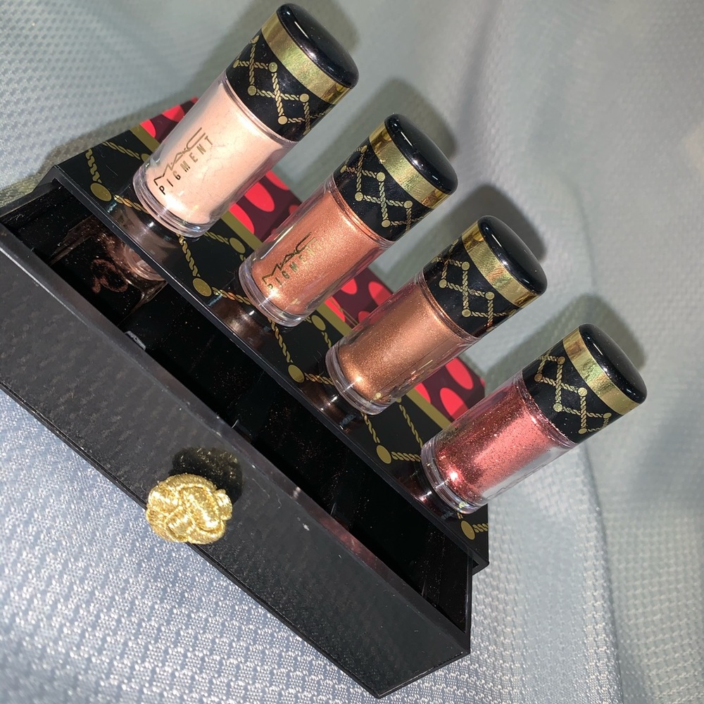 MAC nutcracker sweet Bronx pigment and glitter kit